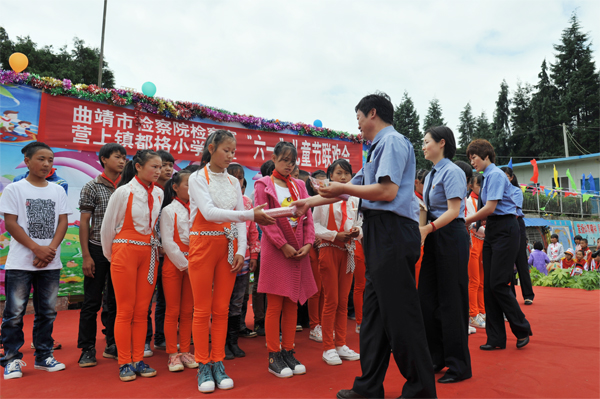 檢察官與都格小學共歡“六一”兒童節
